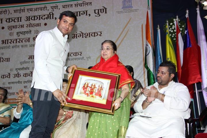 Bharat Ratna Lata Mangeshkar inaugurates the Vishwashanti Sangeet Kala Academy