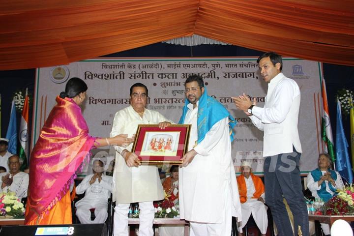 Bharat Ratna Lata Mangeshkar inaugurates the Vishwashanti Sangeet Kala Academy