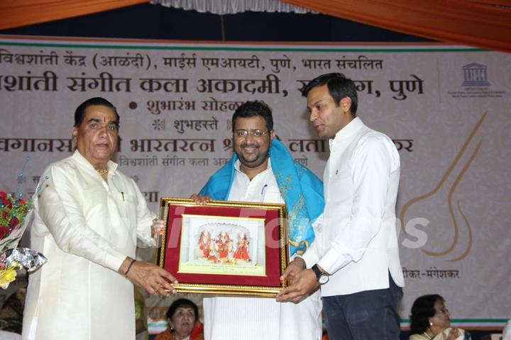 Bharat Ratna Lata Mangeshkar inaugurates the Vishwashanti Sangeet Kala Academy