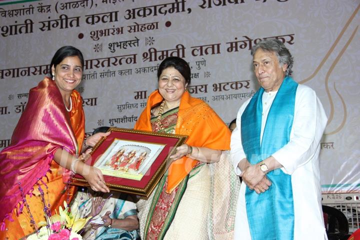 Bharat Ratna Lata Mangeshkar inaugurates the Vishwashanti Sangeet Kala Academy