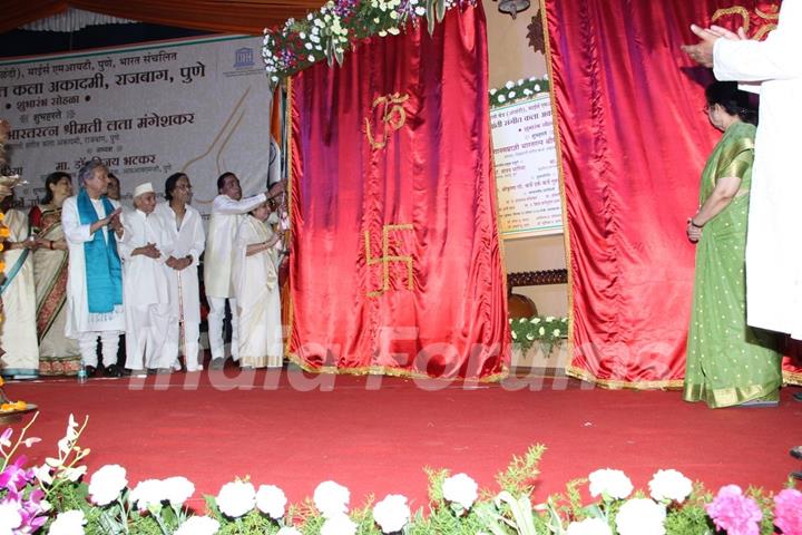 Bharat Ratna Lata Mangeshkar inaugurates the Vishwashanti Sangeet Kala Academy