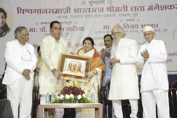 Bharat Ratna Lata Mangeshkar inaugurates the Vishwashanti Sangeet Kala Academy