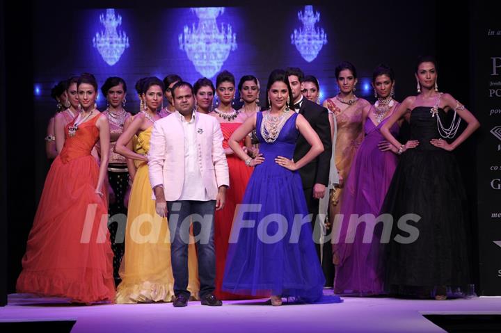 Lara Dutta walks ramp for Birdhichand Ghanshyamdas at IIJW Delhi 2013 Day 1