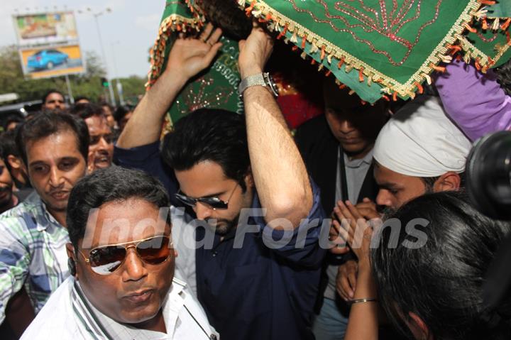 Emraan Hashmi Visits Haji Ali Dargah Before 'Ek Thi Daayan' Release