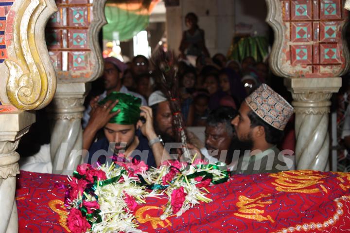 Emraan Hashmi Visits Haji Ali Dargah Before 'Ek Thi Daayan' Release