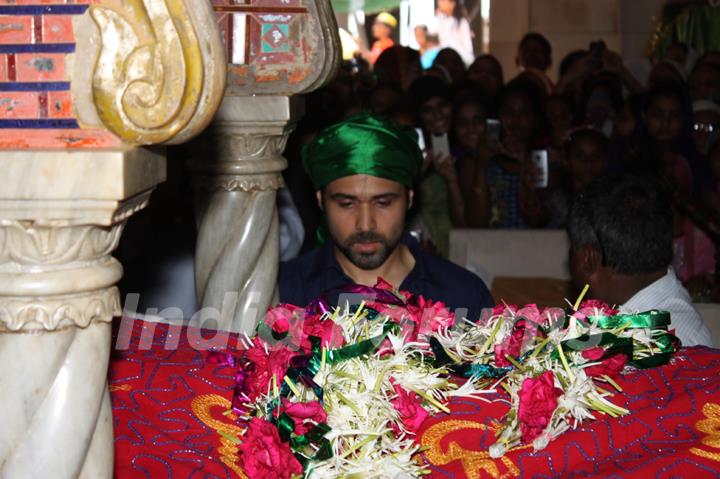 Emraan Hashmi Visits Haji Ali Dargah Before 'Ek Thi Daayan' Release