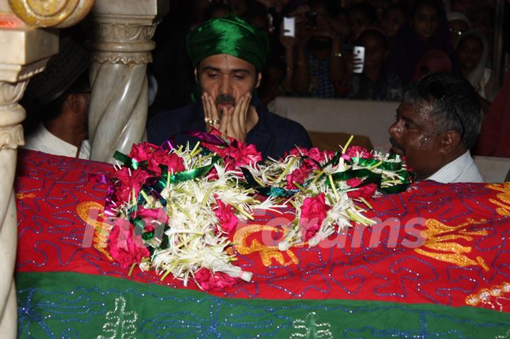 Emraan Hashmi Visits Haji Ali Dargah Before 'Ek Thi Daayan' Release