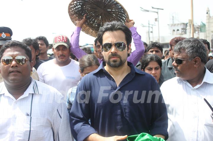 Emraan Hashmi Visits Haji Ali Dargah Before 'Ek Thi Daayan' Release