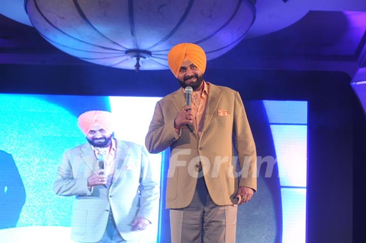 Big B & Kapil Dev unveil Siddhu's 'Sherry on Topp'