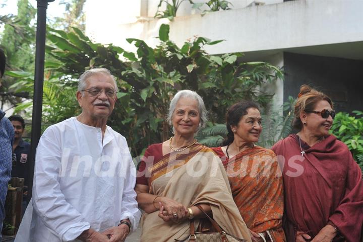 Gulzar, Waheeda, Asha Parekh & Helen at 'Paansa' play