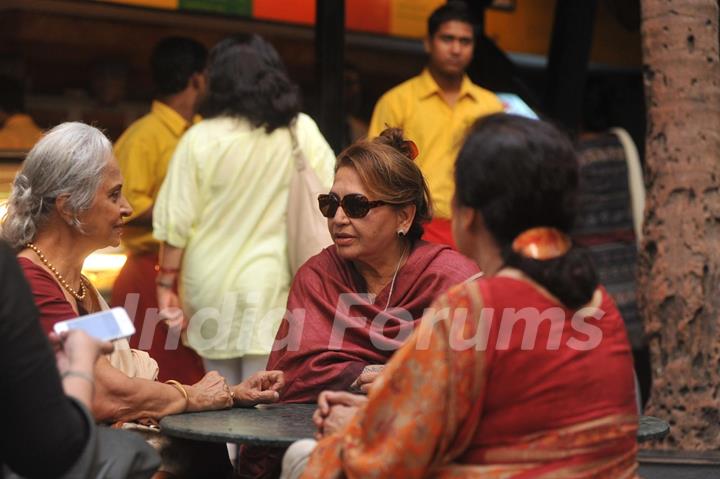 Gulzar, Waheeda, Asha Parekh & Helen at 'Paansa' play