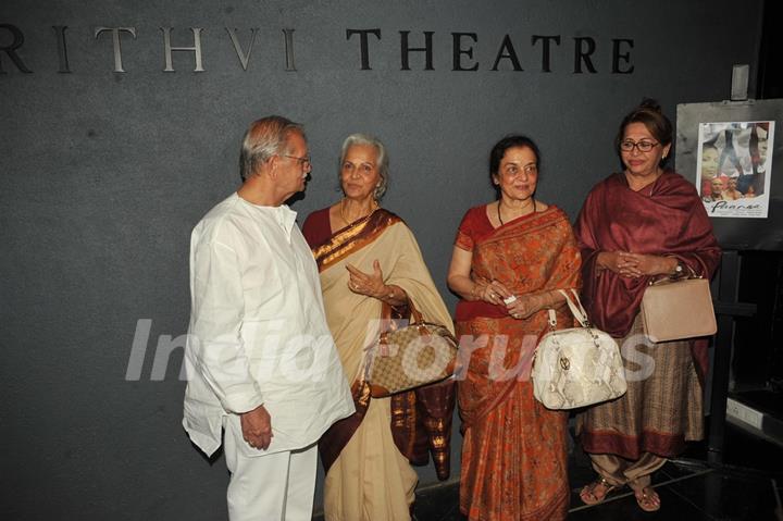 Gulzar, Waheeda, Asha Parekh & Helen at 'Paansa' play