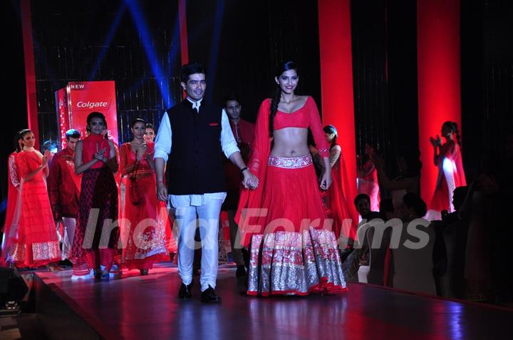 Colgate unravel the Sonam Kapoor's beauty Secret Along With Manish Malhotra's Fashion Show