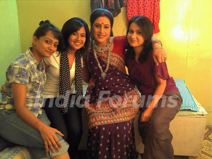 Roopal Tyagi with co-stars