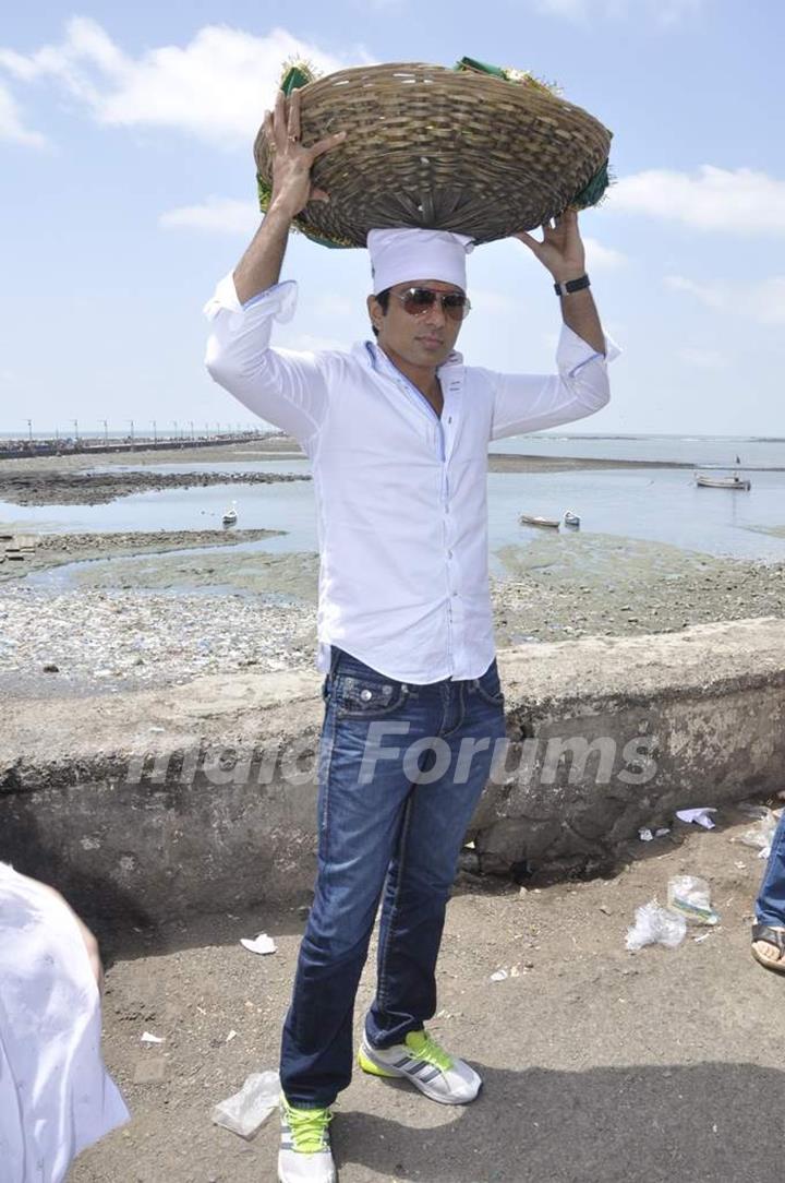 Sonu Sood, Tusshar Kapoor Visit Haji Ali Dargah