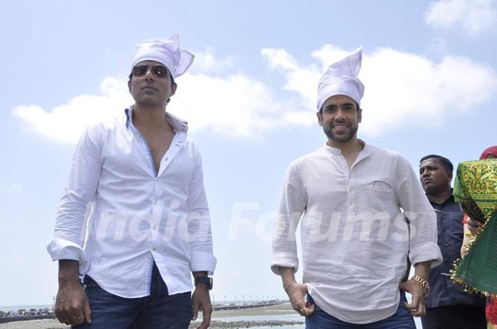 Sonu Sood, Tusshar Kapoor Visit Haji Ali Dargah