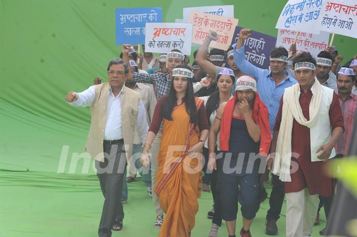 Govind Namdeo, Gracy Singh, Rajpal Yadav & Ravi Kissen at Mahurat of Janta Vs Janardhan