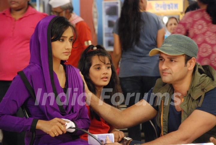 A still of Rati Pandey, Shruti Bhist and Rohit Roy from Hitler Didi