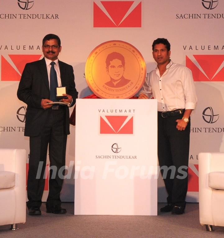 Sachin Tendulkar unveils limited edition Gold Coins with his embossed face