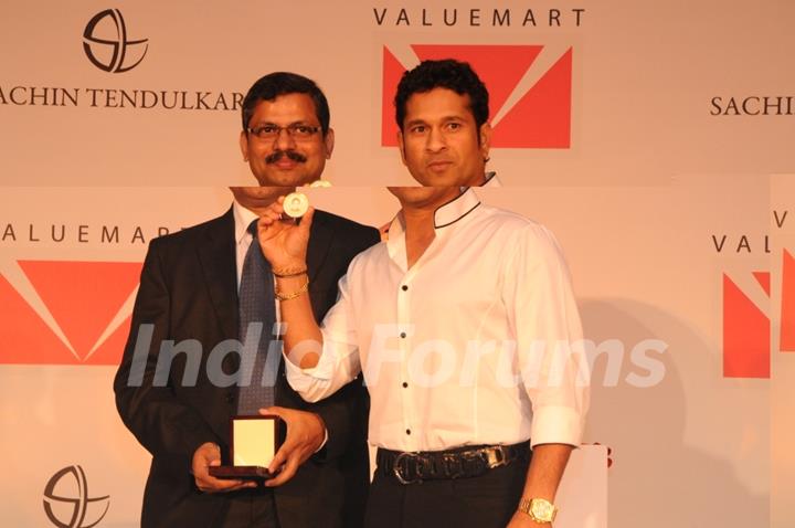 Sachin Tendulkar unveils limited edition Gold Coins with his embossed face