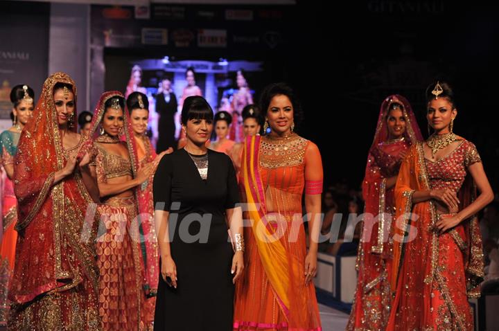 Sameera Reddy walks for designer Neeta Lulla at the grand Finale of Rajasthan Fashion Week