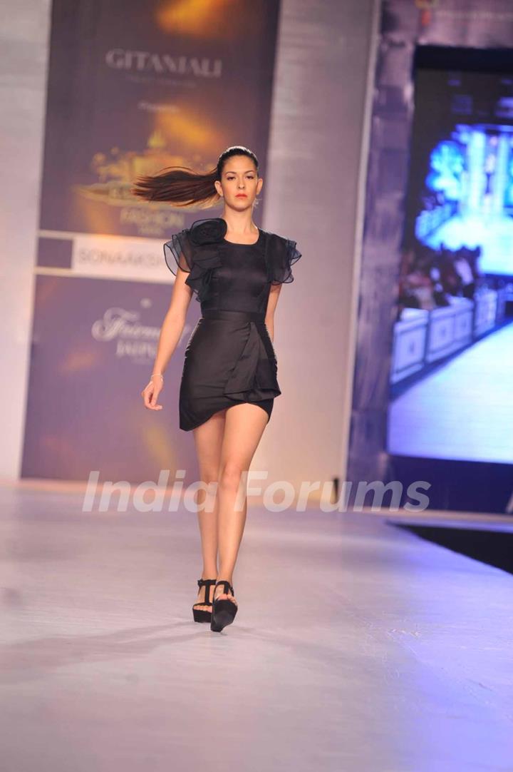 Evelyn Sharma walks for designer Sonaakshi Sharma