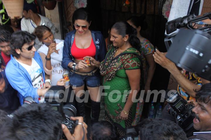 Veena Malik and Rajan Verma Promote their Movie Ziindagi 50-50 in Kamathipura Red Light Area