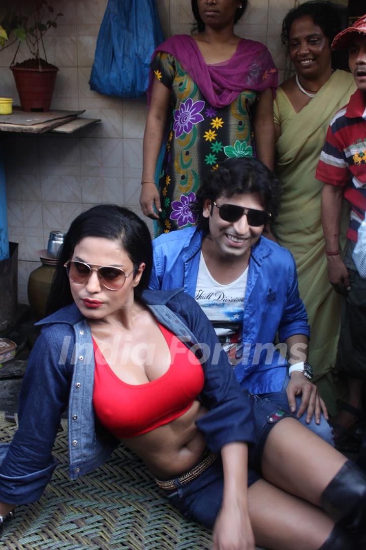 Veena Malik and Rajan Verma Promote their Movie Ziindagi 50-50 in Kamathipura Red Light Area