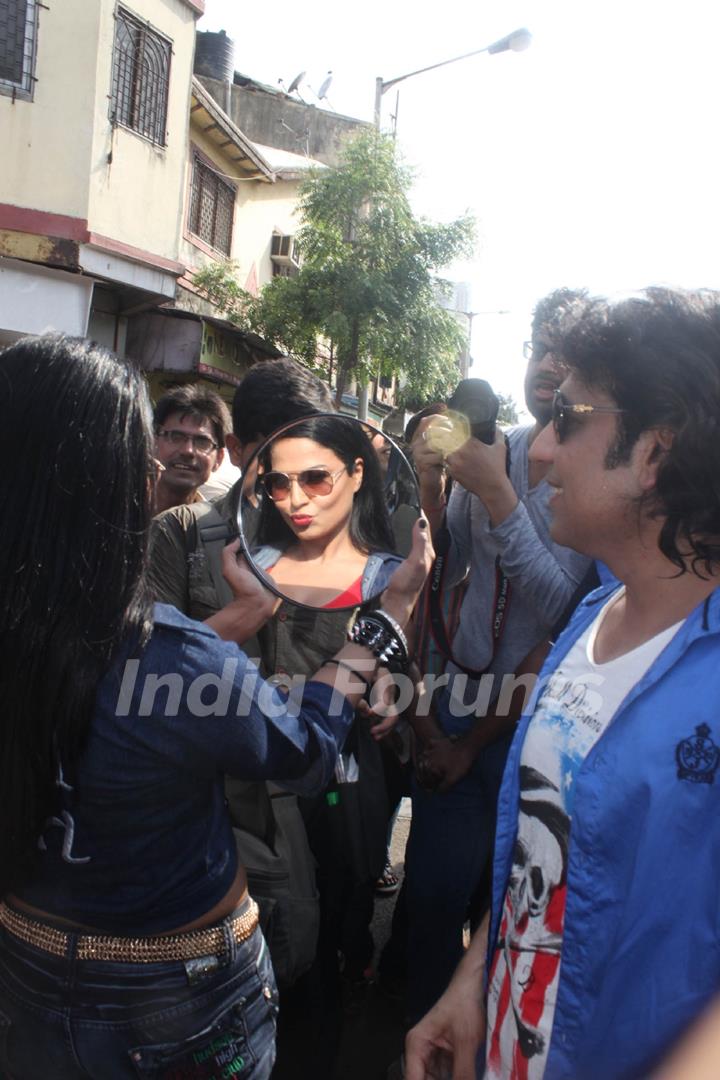 Veena Malik and Rajan Verma Promote their Movie Ziindagi 50-50 in Kamathipura Red Light Area