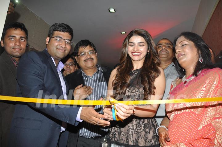 Prachi Desai Launches 10 Jewel Diamond Store