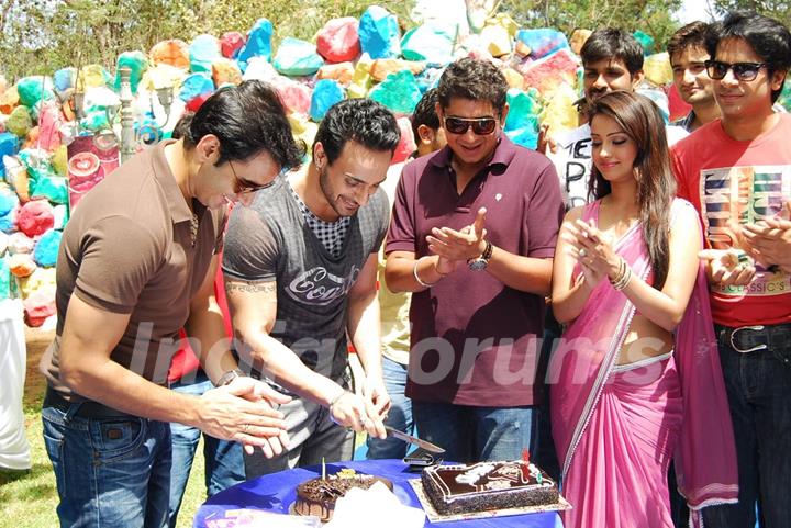 Angad's surprise birthday bash on the sets of Amrit Manthan