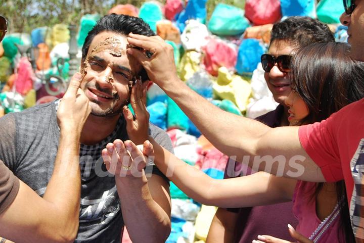 Angad's surprise birthday bash on the sets of Amrit Manthan