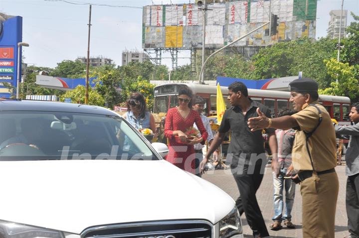 Deepika Padukone Visits Siddhivinayak to Seek Blessings for 'Yeh Jawaani Hai Deewani'