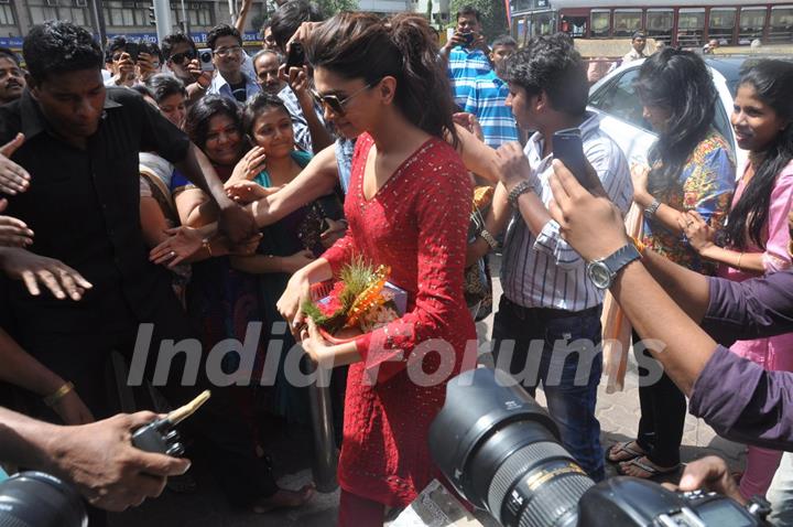 Deepika Padukone Visits Siddhivinayak to Seek Blessings for 'Yeh Jawaani Hai Deewani'