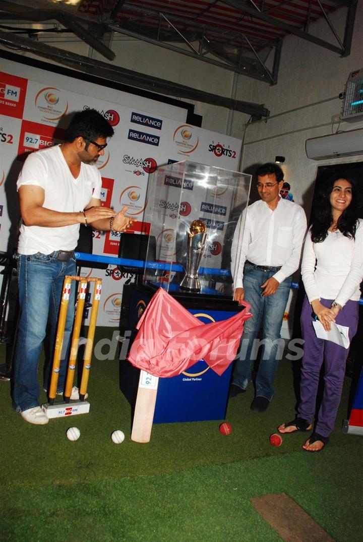 Suniel Shetty and Harsha Bhogle with Broadcast 92.7 Big FM during a unveiling the ‘International Cricket Council (ICC) Champions Trophy 2013’