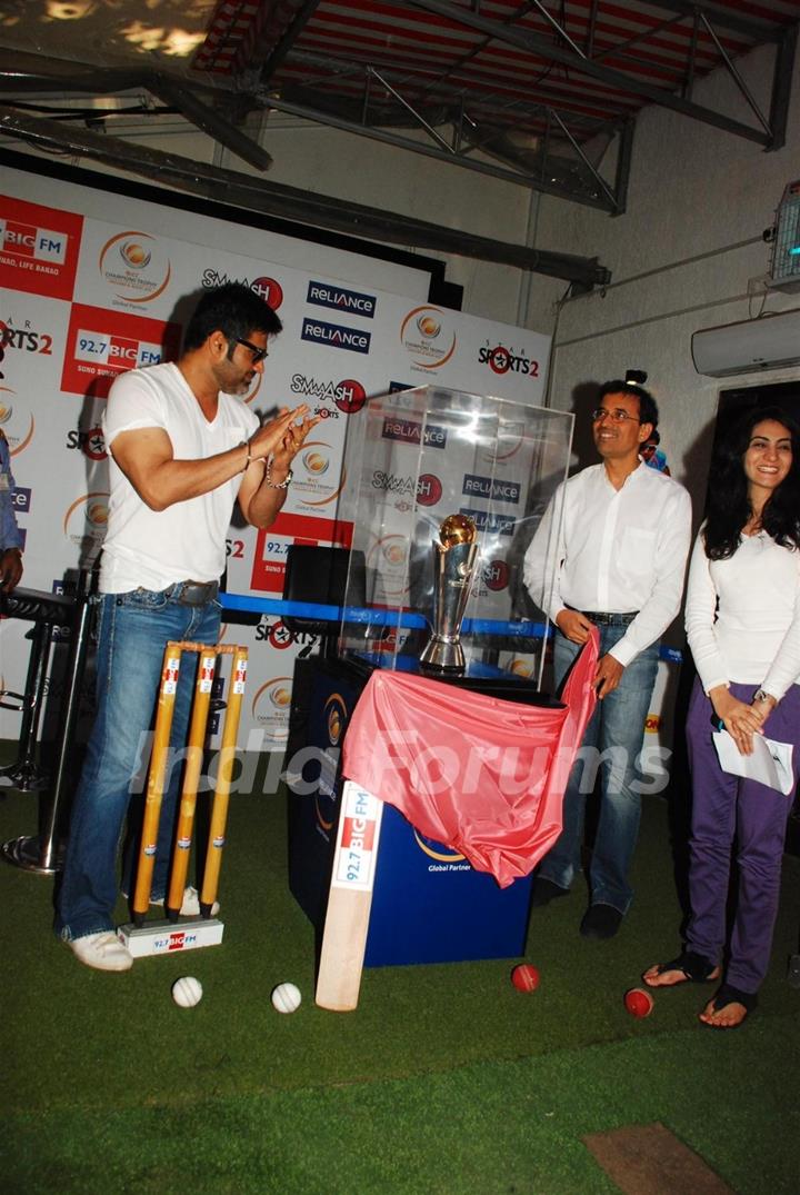 Suniel Shetty and Harsha Bhogle with Broadcast 92.7 Big FM during a unveiling the ‘International Cricket Council (ICC) Champions Trophy 2013’