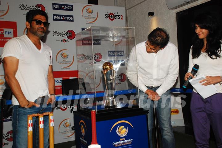 Suniel Shetty and Harsha Bhogle with Broadcast 92.7 Big FM during a unveiling the ‘International Cricket Council (ICC) Champions Trophy 2013’