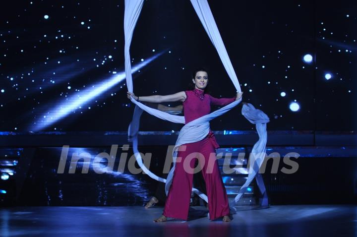 Sonam & Dhanush promote 'Raanjhanaa' on the sets of Jhalak Dikhla Jaa Season 6