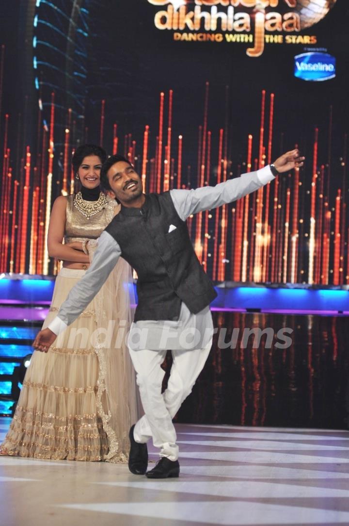 Sonam & Dhanush promote 'Raanjhanaa' on the sets of Jhalak Dikhla Jaa Season 6