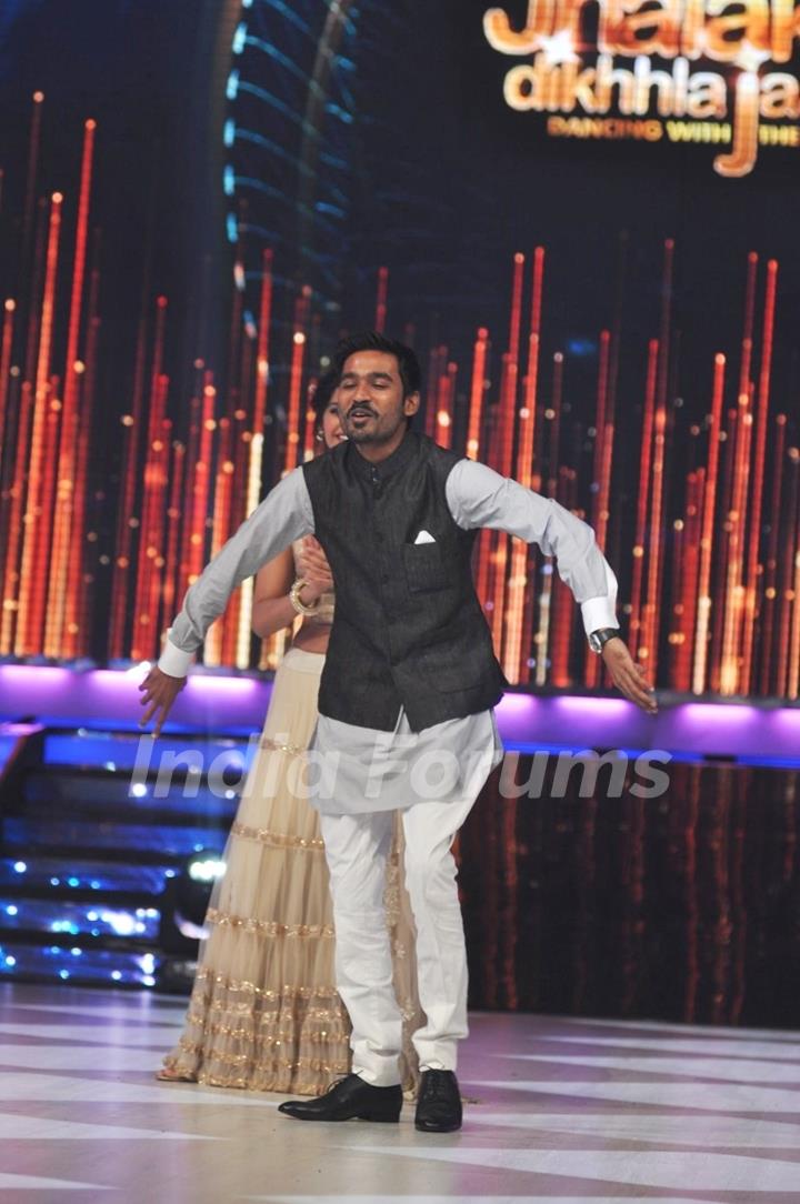 Sonam & Dhanush promote 'Raanjhanaa' on the sets of Jhalak Dikhla Jaa Season 6