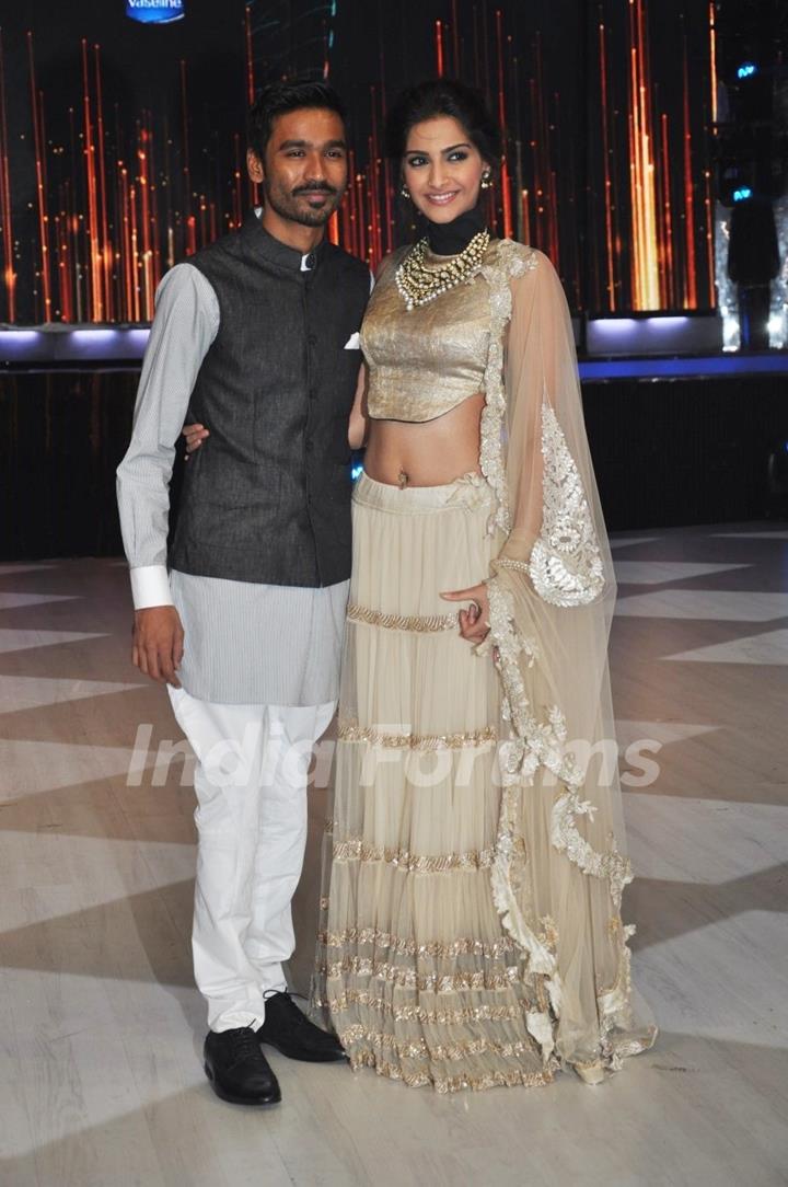 Sonam & Dhanush promote 'Raanjhanaa' on the sets of Jhalak Dikhla Jaa Season 6