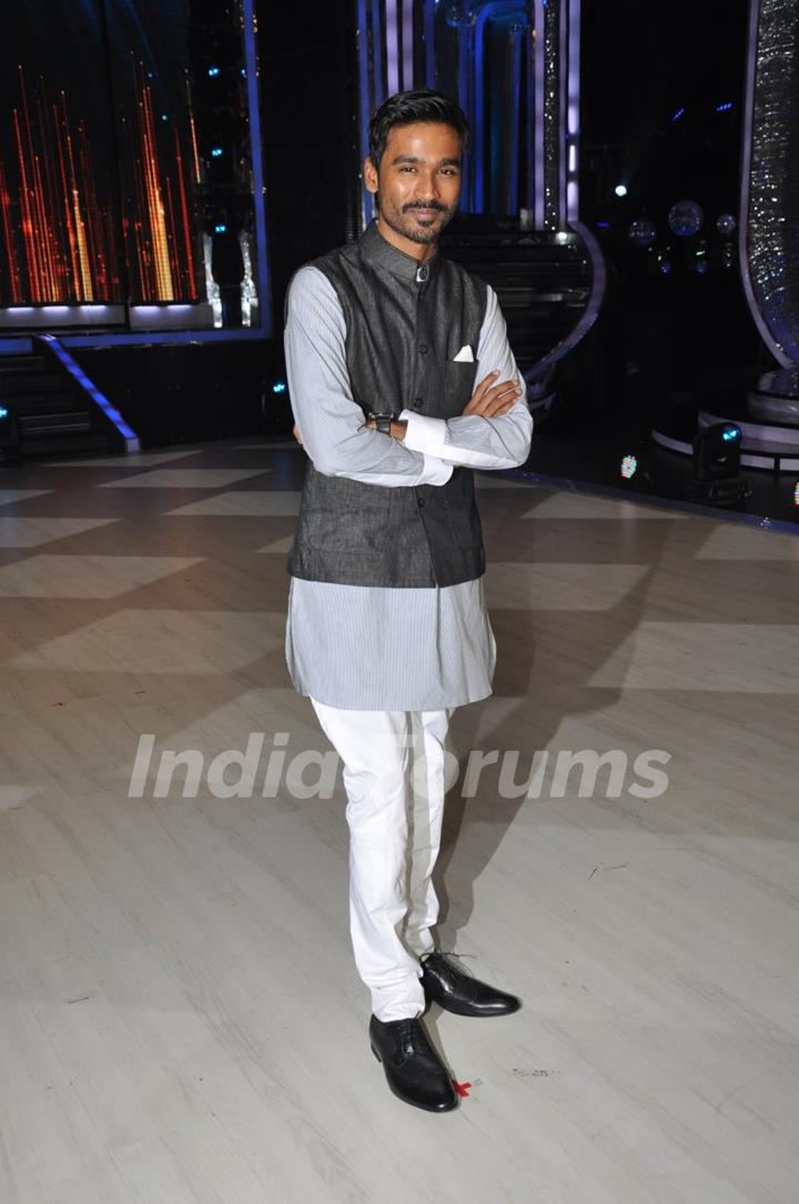 Sonam & Dhanush promote 'Raanjhanaa' on the sets of Jhalak Dikhla Jaa Season 6