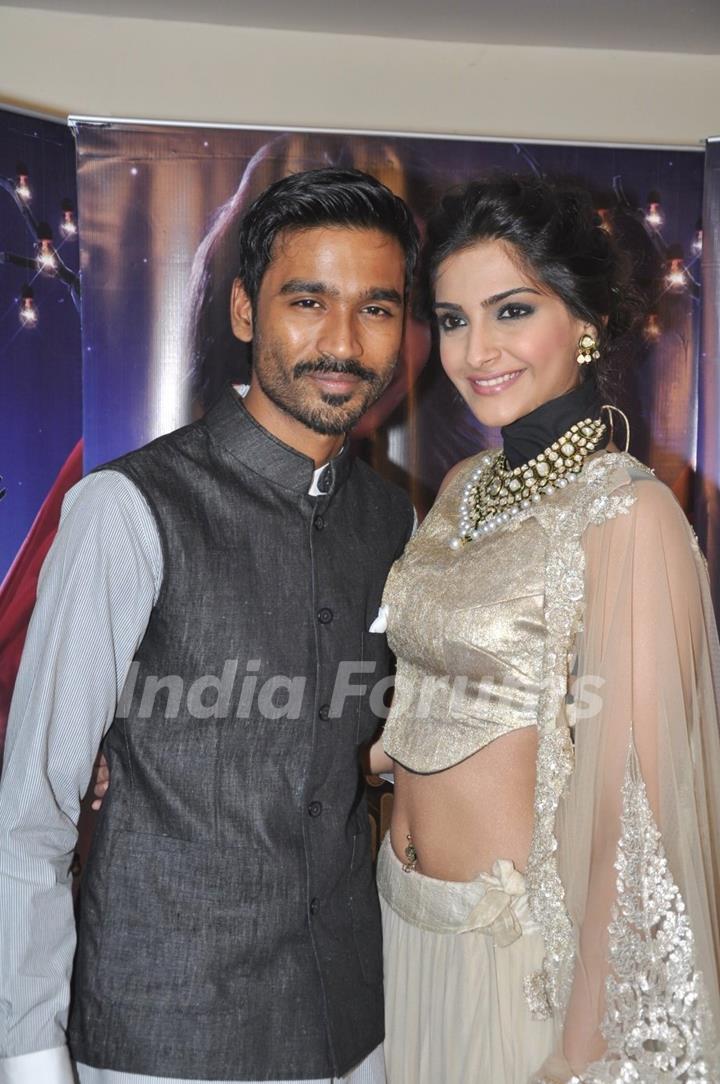 Sonam & Dhanush promote 'Raanjhanaa' on the sets of Jhalak Dikhla Jaa Season 6