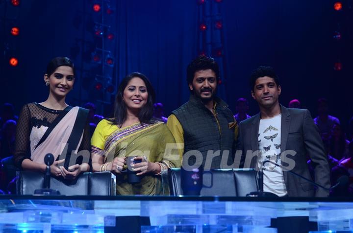 Farhan Akhtar and Sonam Kapoor on India's Dancing Superstar along with Riteish Deshmukh