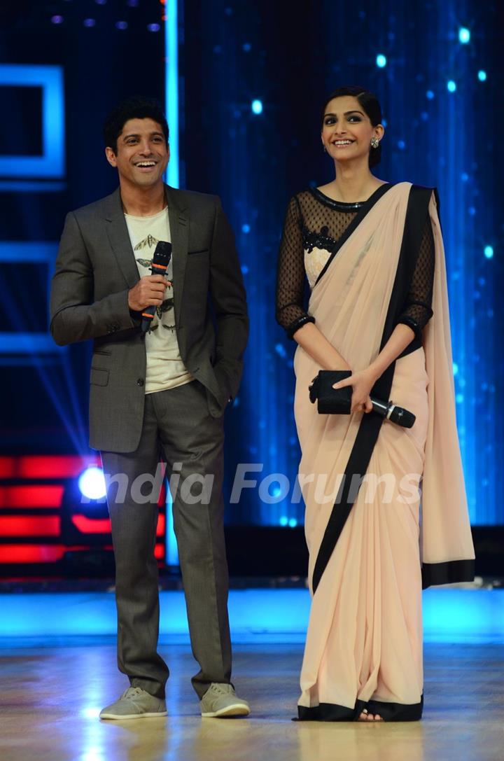 Farhan Akhtar and Sonam Kapoor on India's Dancing Superstar along with Riteish Deshmukh