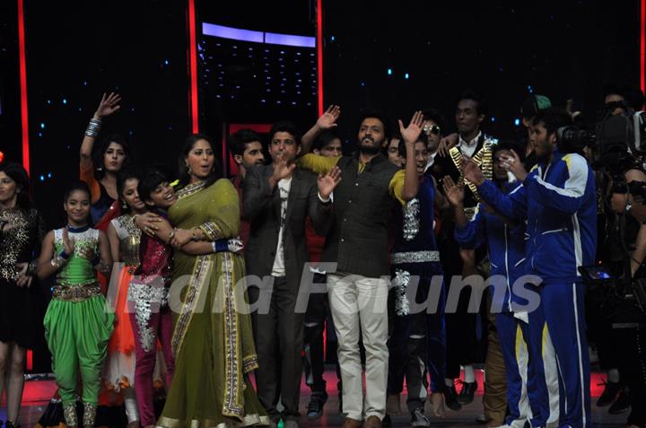 Farhan Akhtar and Sonam Kapoor on India's Dancing Superstar along with Riteish Deshmukh