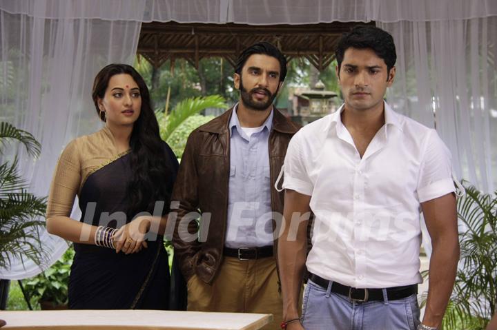 Mrunal Jain, Ranveer Singh and Sonakshi Sinha On the sets of Uttaran to promote the film Lootera