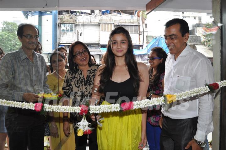 Alia Bhatt inaugurate the painting exhibition Splassh