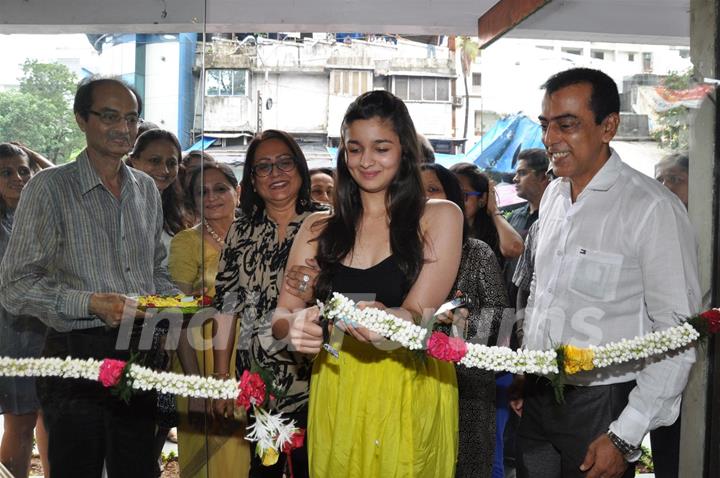 Alia Bhatt inaugurate the painting exhibition Splassh