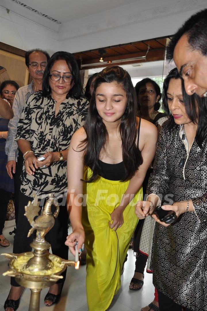 Alia Bhatt inaugurate the painting exhibition Splassh